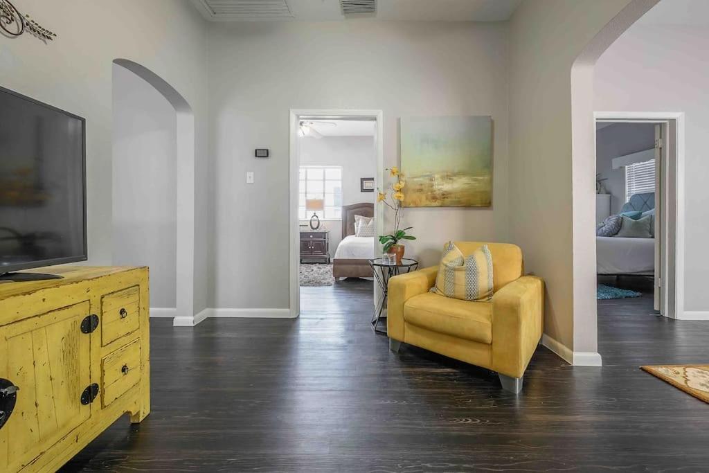 No Ho Yellow Door Bungalow Tampa Eksteriør bilde